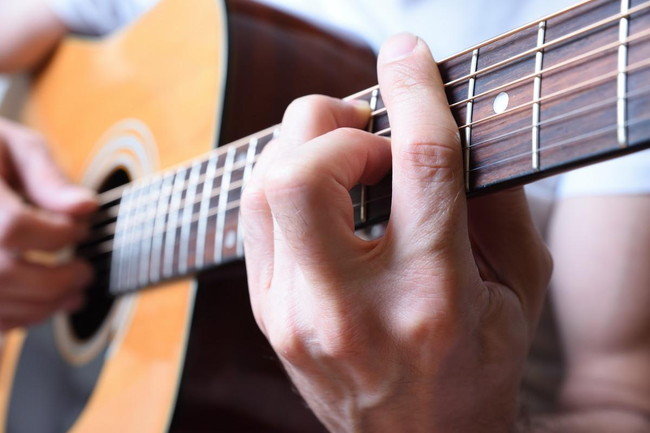 ギターを指が短い人でも上手に弾きこなすテクニックを解説