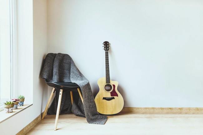 壁に立てかけられたギター