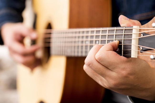 ギターのアルペジオ練習方法やピックでの弾き方を解説