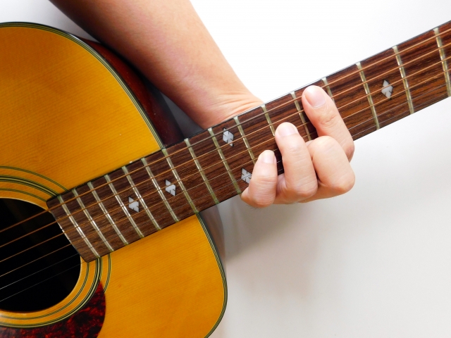 ギターを弾く手
