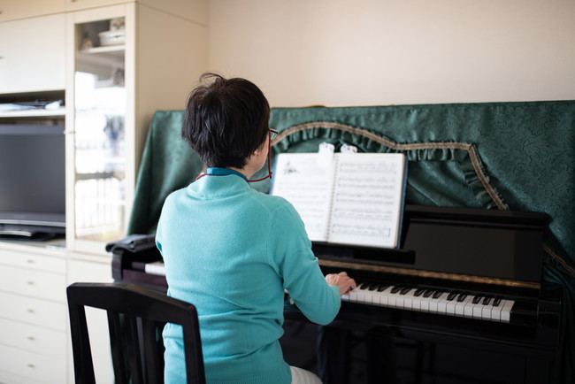 ピアノを弾くシニアの女性