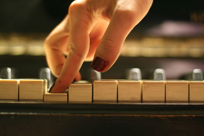 鍵盤に触れる女性の手