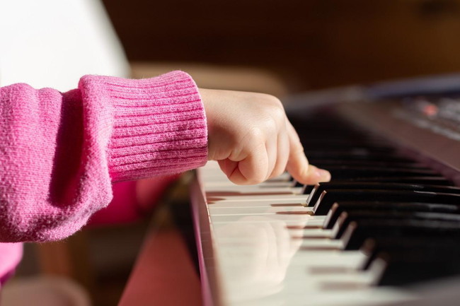 鍵盤を弾く子供