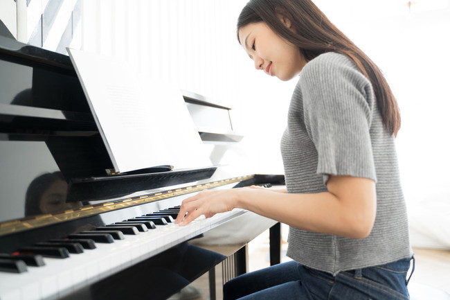 ピアノを演奏する女性