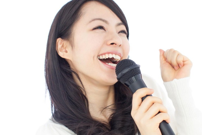 笑顔で歌う女性