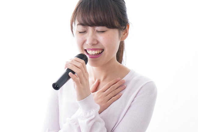 カラオケ後に喉が痛い！原因と対処法、喉を痛めない歌い方も解説