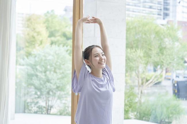 背伸びをする女性
