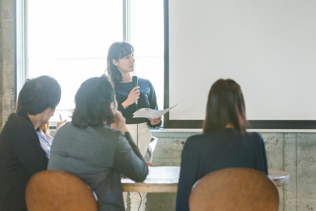 発表をする女性