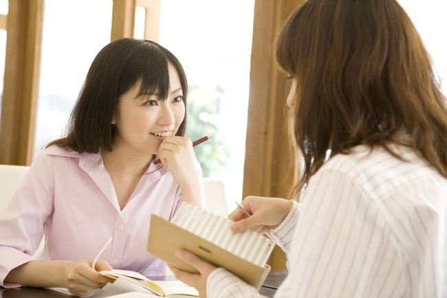 会話をする二人の女性